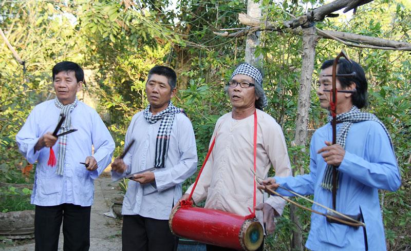 Những người “giữ hồn” cho Hát sắc bùa Phú Lễ