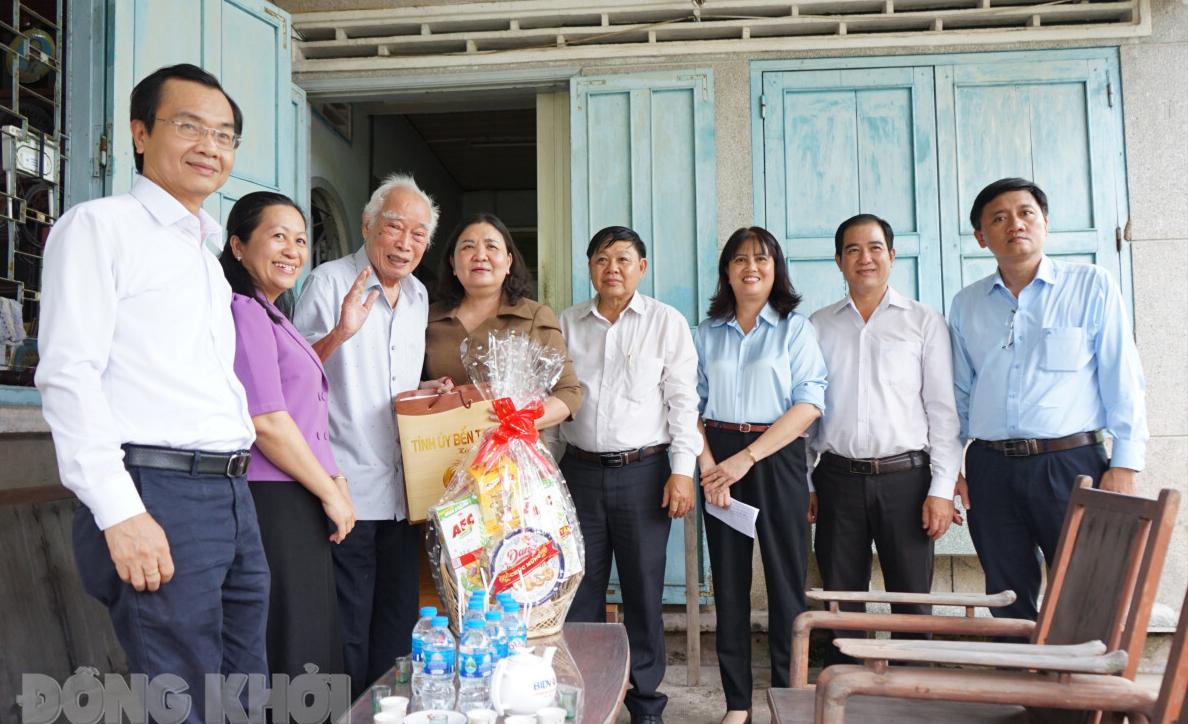 Bí thư Tỉnh ủy - Chủ tịch HĐND tỉnh Hồ Thị Hoàng Yến thăm các nhà báo lão thành